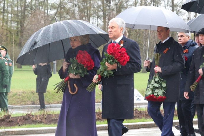 Матвиенко возложила цветы к монументу «Мать-Родина» в Санкт-Петербурге
