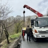 Автомобили уйдут в пропасть. Во Владивостоке асфальт и бетонные блоки сползли в кювет
