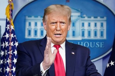 Трамп перешел от слов к действиям в споре с Медведевым