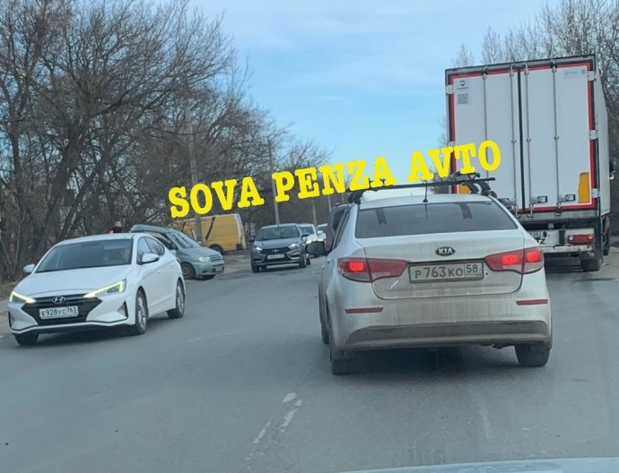 На пьяной дороге в Пензе столкнулись легковушка и фура, на месте работают врачи