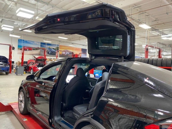 Сотрудники Tesla требуют отставки Илона Маска