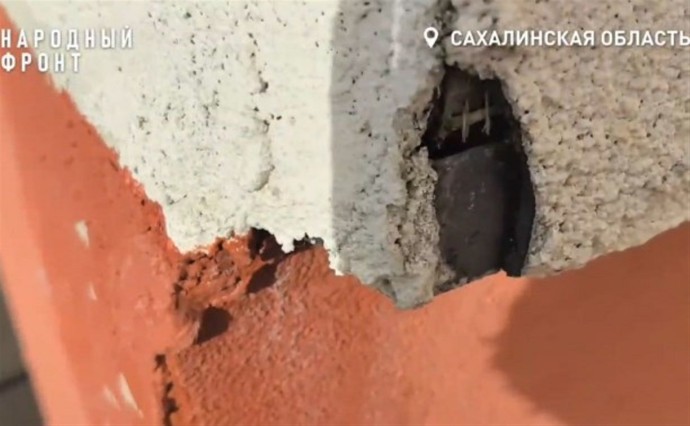 Фонд капремонта объяснил причины разрушения фасада дома на улице Капитанской в Холмске