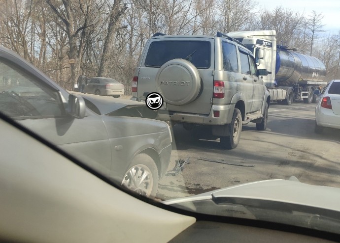 На окраине Пензы случилась жесткая авария, движение осложнено