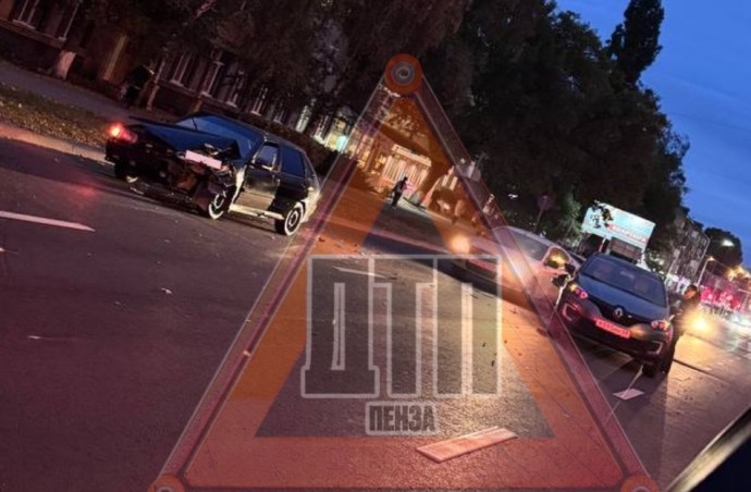 На улице Кулакова в Пензе жестко столкнулись две легковушки На улице Кулакова в Пензе жестко столкнулись две легковушки
