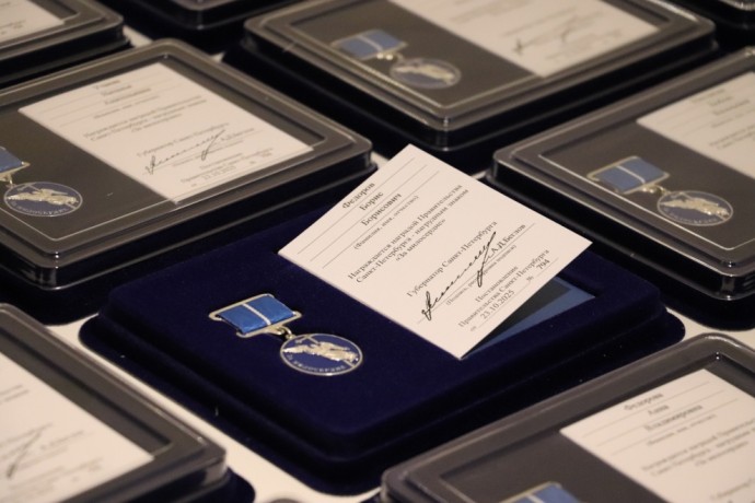 В Смольном прошла церемония вручения нагрудных знаков «За милосердие» В Смольном прошла церемония вручения нагрудных знаков «За милосердие»