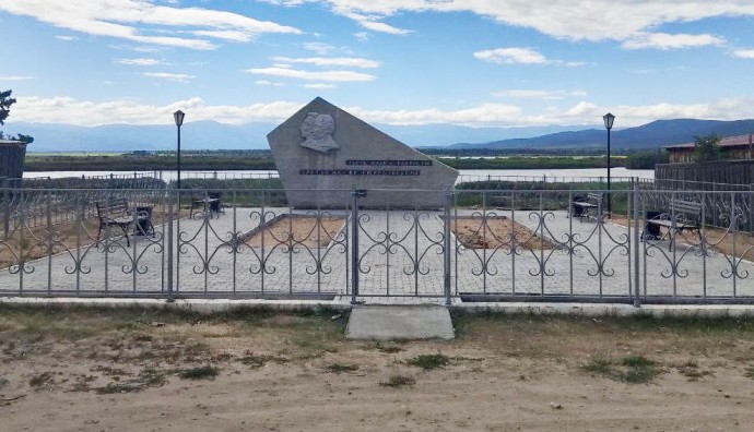 В райцентре Бурятии благоустроили территорию у памятника