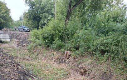 В Курске расчистили водоотводный канал у Стрелецкого озера