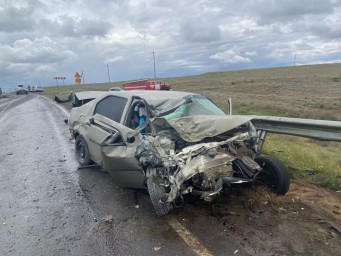 Подробности аварии на астраханской трассе с грузовым автомобилем и легковушкой