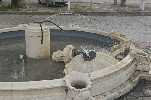В Новобурейском неизвестные разгромили фонтан
