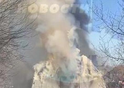 На улице Аустрина в Пензе полыхает ангар