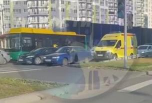 Стоит реанимация с мигалкой: в пензенской Заре продолжается транспортный коллапс Стоит реанимация с мигалкой: в пензенской Заре продолжается транспортный коллапс