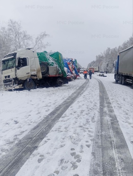 Федеральную трассу под Иркутском перекрыли из-за ДТП с большегрузами