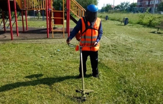 В Туле продолжают косить траву: как тулякам подать заявку на окос