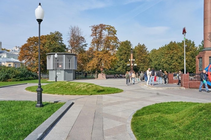 Обновили памятник и разбили цветники: завершилось благоустройство Трубной площади