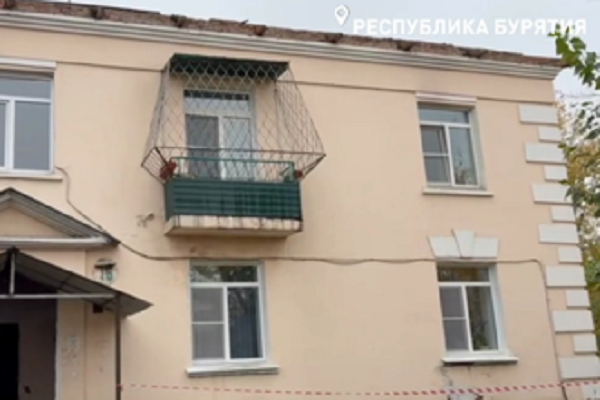 В отдалённом микрорайоне Улан-Удэ взялись за брошенный на произвол судьбы дом