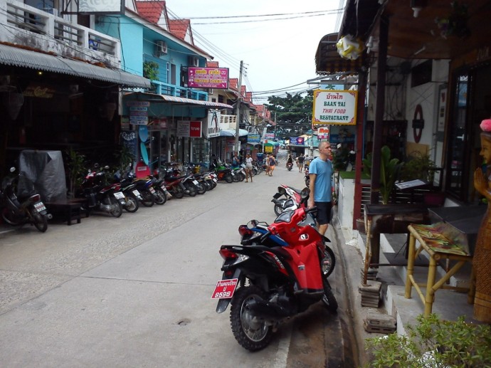 В Таиланде перевернулся автобус с российскими туристами: 11 человек пострадали В Таиланде перевернулся автобус с российскими туристами: 11 человек пострадали