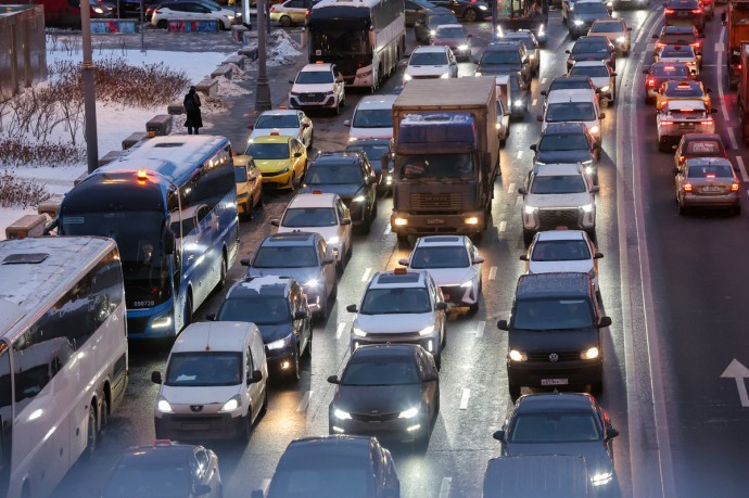 Московским автомобилистам порекомендовали воспользоваться метро из-за дождя