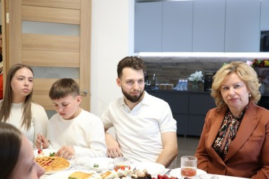 Наталья Чечина поздравила многодетную семью Бобровых с Международным днем семьи