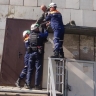 Пензенские спасатели сняли с козырька подъезда пожилого мужчину