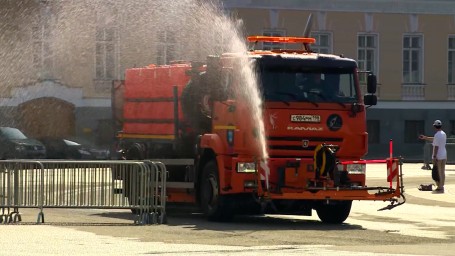 В Петербурге за лето на полив улиц потратили миллион кубометров воды