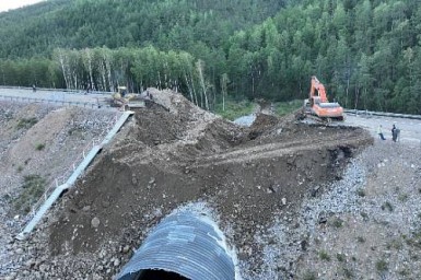 Объездную дорогу в районе провала трассы в Приамурье строят круглосуточно