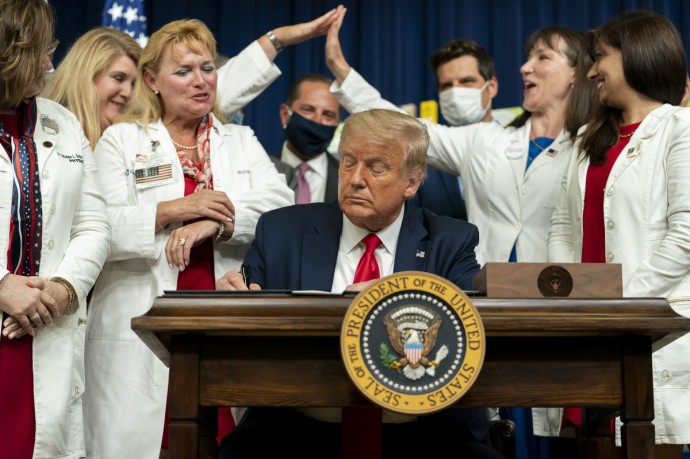 Трамп ввел дополнительные пошлины против Канады Трамп ввел дополнительные пошлины против Канады