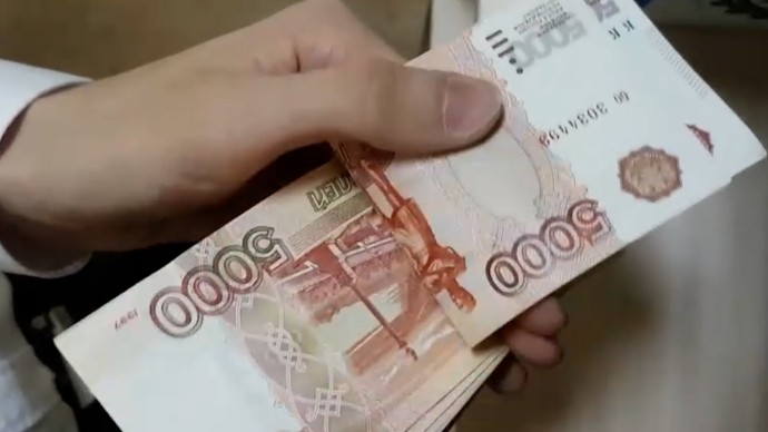 На Дивенской улице пенсионер лишился миллиона рублей: полиция задержала 19-летнюю курьера мошенников