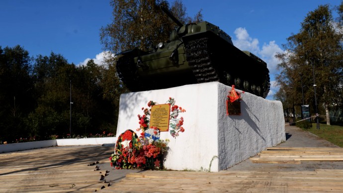 На месте легендарного боя Зиновия Колованова под Гатчиной установили точную копию его танка На месте легендарного боя Зиновия Колованова под Гатчиной установили точную копию его танка