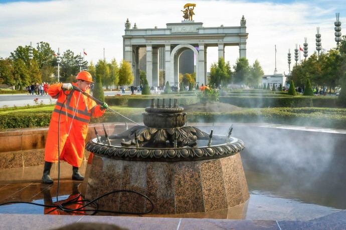 Фонтаны на Центральной аллее ВДНХ подготовили к зиме Фонтаны на Центральной аллее ВДНХ подготовили к зиме
