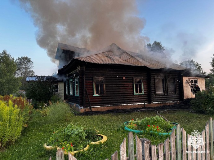 Тушили больше 5 часов: в Костромской области загорелось административное здание