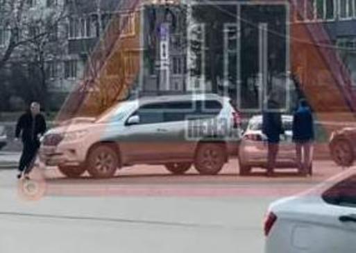 На проспекте Строителей в Пензе столкнулись внедорожник и легковушка