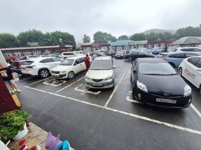 «Инвалид, не мешай парковаться»: у «Меги» забыли про маломобильных