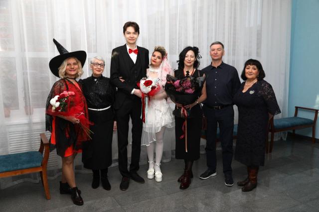 В Уфе молодожены пришли в ЗАГС в костюмах к Хэллоуину В Уфе молодожены пришли в ЗАГС в костюмах к Хэллоуину