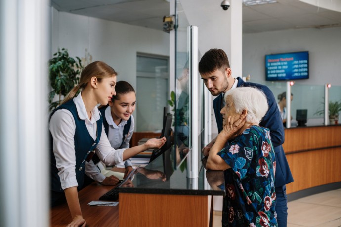 В Кирове сотрудники банка спасли пенсионерку от потери квартиры и 4 миллионов рублей