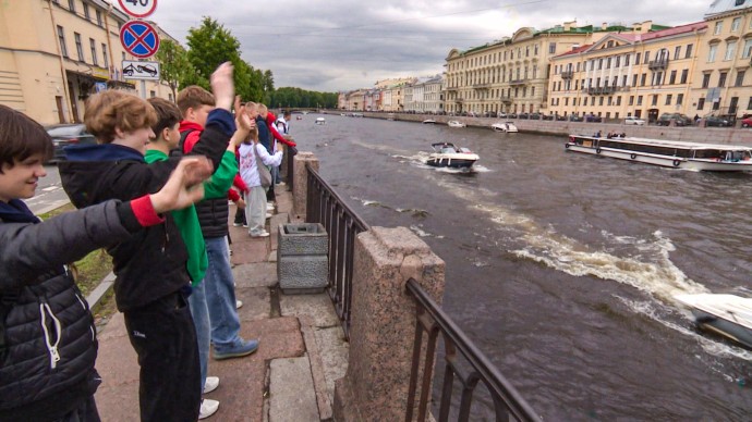 Школьники из Белоруссии приехали в Петербург на летние каникулы – чем их удивляет город Школьники из Белоруссии приехали в Петербург на летние каникулы – чем их удивляет город