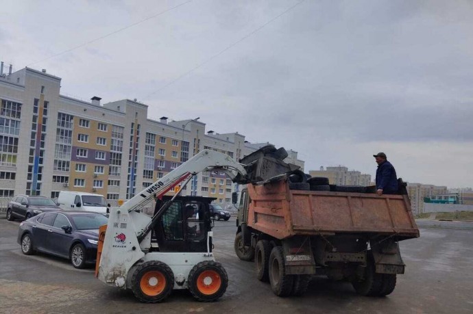 В Чебоксарах начали вывоз самодельных «ограждений» с парковок во дворах