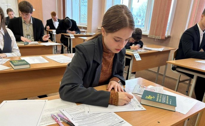 Более 2900 сахалинских выпускников написали итоговое сочинение Более 2900 сахалинских выпускников написали итоговое сочинение