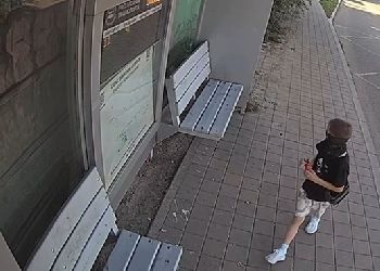 В Благовещенске школьник разбил стекло автобусного павильона