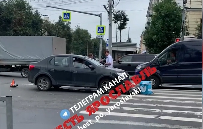 В центре Ярославле иномарка сбила курьера В центре Ярославле иномарка сбила курьера