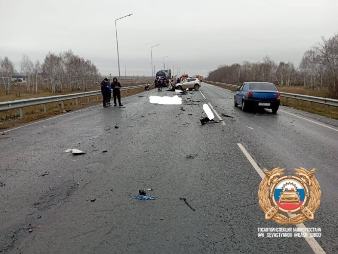 В жутком лобовом столкновении бензовоза с легковушкой погиб человек
