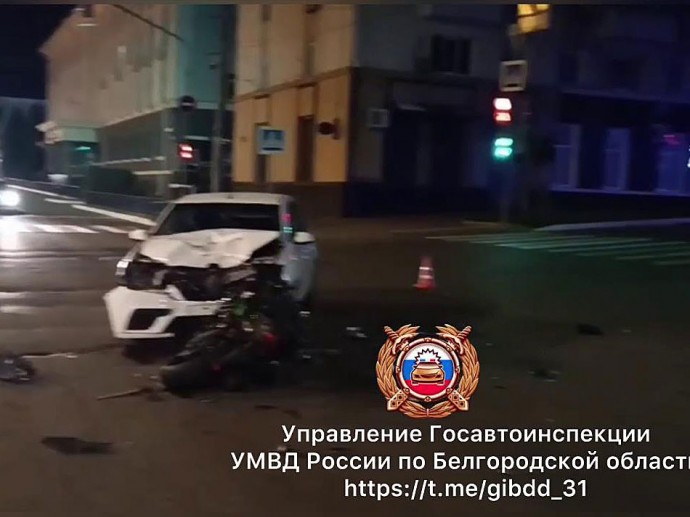 Ночью в Белгороде иномарка снесла мотоциклистку