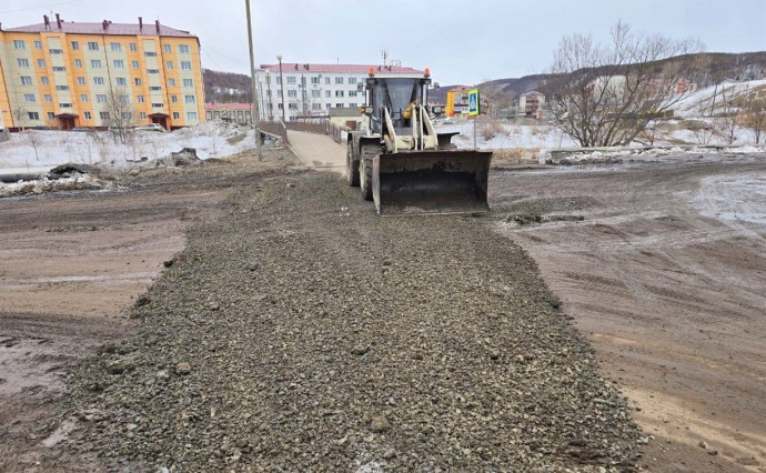 В Углегорске пешеходный переход напротив моста в сторону Черёмушек отсыпали щебнем