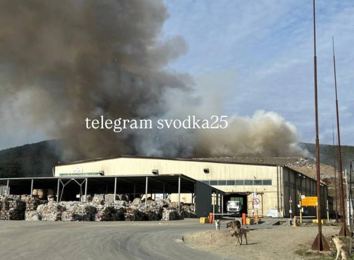 Главная свалка Владивостока горит с раннего утра