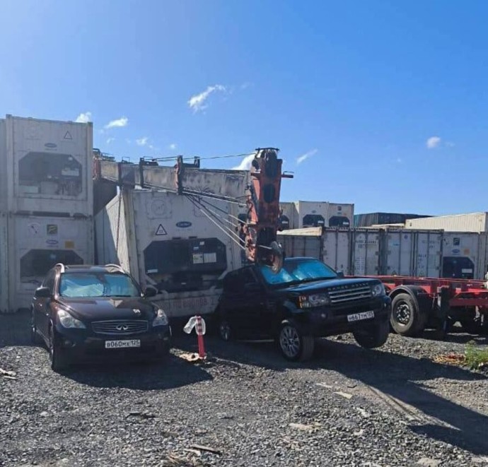 Кран рухнул прямо на припаркованный Range Rover на контейнерном терминале во Владивостоке
