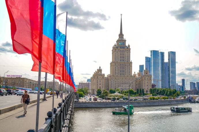 Флаги и плакаты украсят столицу ко Дню государственного флага Флаги и плакаты украсят столицу ко Дню государственного флага