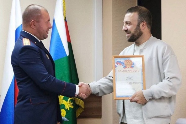 Столичный глав СКР наградил мужчину за спасение девушки от насильника