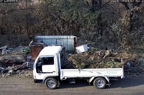 В Приамурье фотоловушка «поймала» водителя грузовика, который захламил контейнерную площадку В Приамурье фотоловушка «поймала» водителя грузовика, который захламил контейнерную площадку