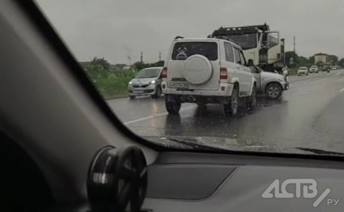"Происходит что-то непонятное": автомобили скопились на месте ДТП в Южно-Сахалинске