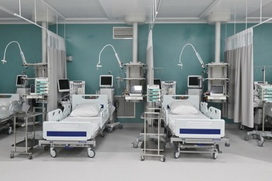 Невеста и любовница спасли мужчину в коме от отключения аппарата ИВЛ и зонда