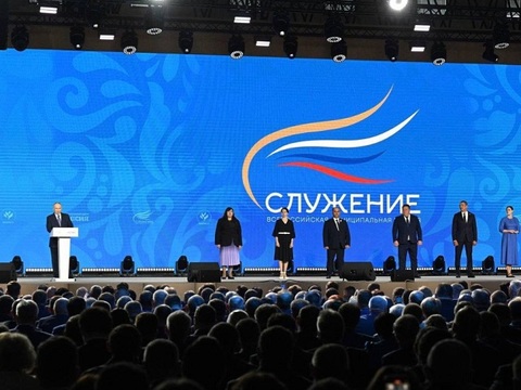 Путин в Наццентре «Россия» наградил победителя премии «Служение» в номинации «Мужество и героизм – на благо служения Родине»